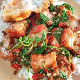 กะเพราหมูกรอบไข่ดาว