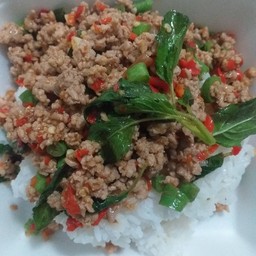 กระเพราหมูสับราดข้าว
