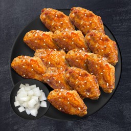 ปีกไก่ 12 ชิ้น ทอดกรอบเคลือบซอสโฮมเมด  โรยด้วยงาและสาหร่าย ฟรี ไชเท้าดอง