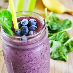 บลูเบอร์รี่ปั่นนมสด. Blueberry milk shake