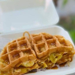 W013.วาฟเฟิลไส้แตก กล้วยหอมราดคาราเมล