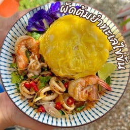 ผัดต้มยำทะเลราดข้าว(กุ้งหมึก)