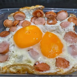 ข้าวไข่ดาวไส้กรอก