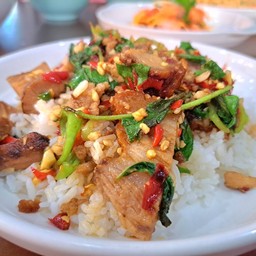 กะเพราหมูกรอบ