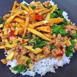 กระเพราหมูสับหน่อไม้ราดข้าว