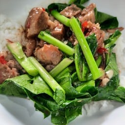 ข้าวคะน้าหมูตุ๋น