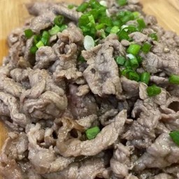 เนื้อผัดเนยเป็นกับ