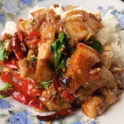 ข้าวราดกระเพราหมูกรอบ