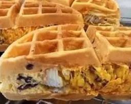 W014.วาฟเฟิลไส้แตก มะพร้าว+ข้าวโพด+ลูเกด