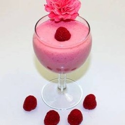 ราสเบอร์รี่ปั่นโยเกิร์ต. Raspberry Yogurt Smoothie
