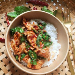 หมูชิ้นผัดกะเพราพริกแห้ง