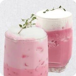 นมชมพูเย็น. Iced pink milk