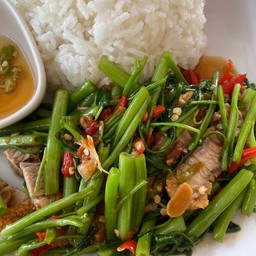 ผัดผักบุ้งหมูกรอบ