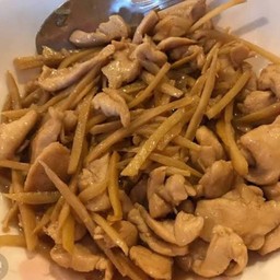 ไก่ผัดขิงเป็นกับ