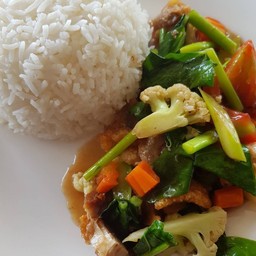 ผัดผักหมูกรอบ