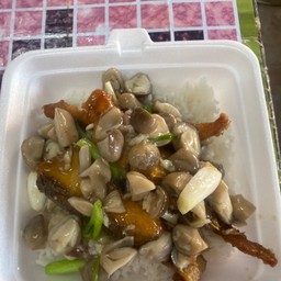 ผัดเห็ดฟางปลานิลราดข้าว