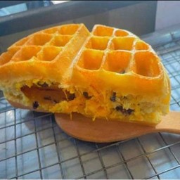 W015.วาฟเฟิลไส้แตก ฝอยทอง+ลูกเกด+ข้าวโพด