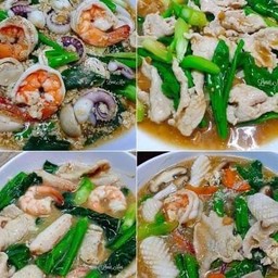 ราดหน้าเส้นใหญ่หมูหมัก+ราดหน้าเส้นใหญ่ทะเล