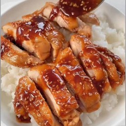 ข้าวสะโพกไก่กรอบราดซอสบาบีคิว