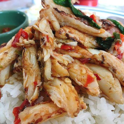 ข้าวกะเพรา (เลือก กุ้ง ปู ปลา หอย หมึก ทะเล)