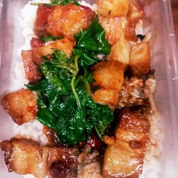 หมูกรอบผัดพริกแกง