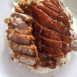 ข้าวเป็ดย่าง+หมูกรอบ(พิเศษ)