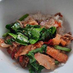 ข้าวคะน้าหมูแดงหมูกรอบ