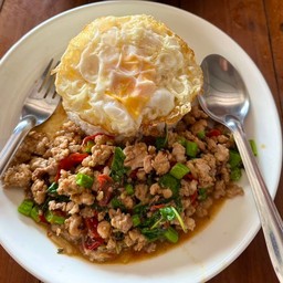กะเพราหมุสับราดข้าวไข่ดาว