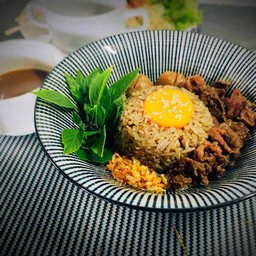 ข้าวผัดก๋วยเตี๋ยวเรือเนื้อสไลด์ และไข่ดอง