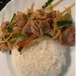หมูผัดขิงราดข้าว