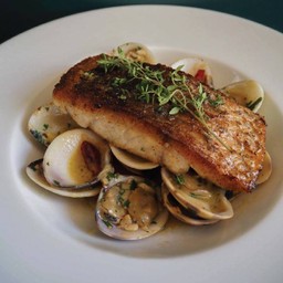 Pan-fried Sea Bass and Clams in White Wine Sauce (200g.)