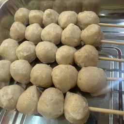 ลูกชิ้นทอดน้ำจิ้มรสเด็ด โดย นานา