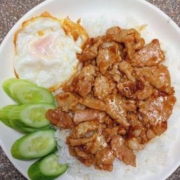 ข้าวราด หมูกระเทียม ไข่ดาว