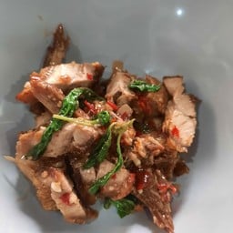 กะเพราหมูกรอบเป็นกับข้าว
