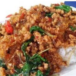 ผัดกระเพราวุ้นเส้นหมูสับราดข้าว