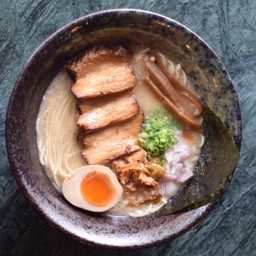 ราเมงซุปกระดูกหมูต้นตำรับ ชาชู 3 ชิ้น ไข่ดองโชยุครึ่งใบ