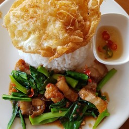 คะน้าหมูกรอบ