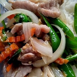 ข้าวผัดพริกอ่อน (หมู- ไก่)