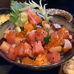 ข้าวหน้าปลาดิบรวมหั่นเต๋าซอสสึเกะ + ซุปมิโสะ