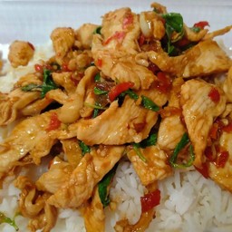 ข้าวราดกะเพราไก่ชิ้น