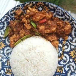ผัดพริกแกงไก่ราดข้าว