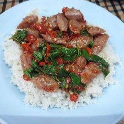 ข้าวราดกะเพราแหนม