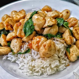 ข้าวกะเพราลูกชิ้นหมู