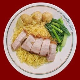 บะหมี่เกี๊ยวแห้งหมูกรอบ