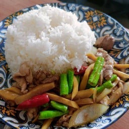 ผัดไก่ใส่ถั่วฝักยาวใส่หน่อไม้