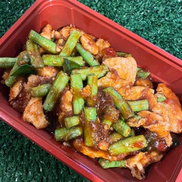 ผัดพริกแกงไก่(แบบกับ)