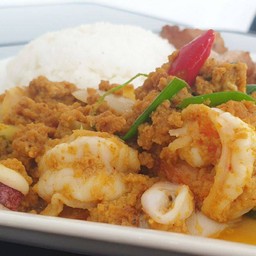 ผัดผงกะหรี่ทะเลราดข้าว