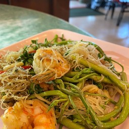 เส้นหมี่ผัดกระเฉด หมูสับ กุ้งสด กลาง (Medium)