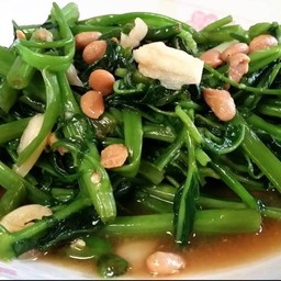 ข้าวผัดผักบุ้งไฟแดงหมูกรอบ