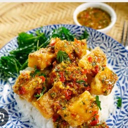 ข้าวราดกะเพราปลาดอลลี่